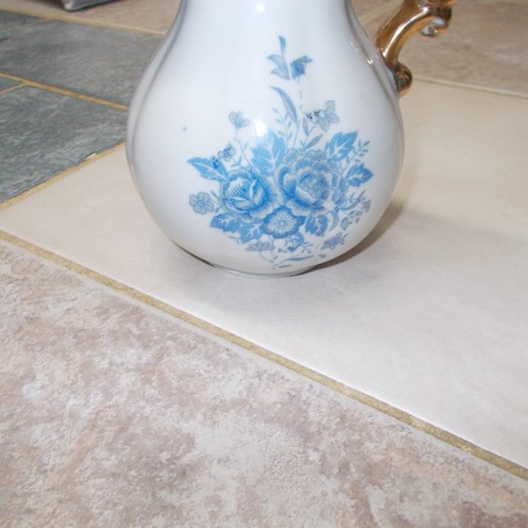 Gorgeous vintage floral vase with gold trim - Picture 3 of 7